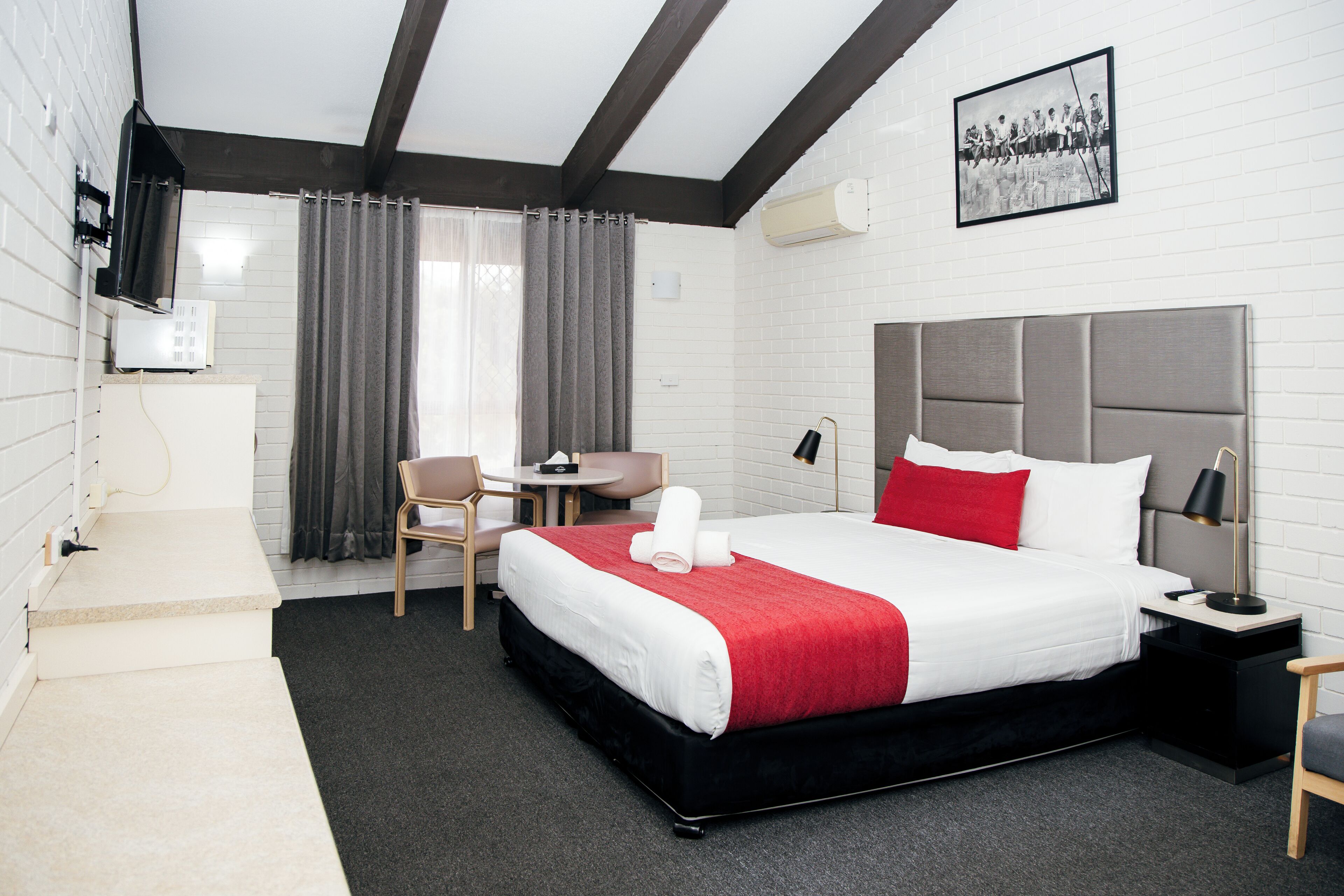 مكتب ومكواة/لوح كي وواي فاي مجانًا