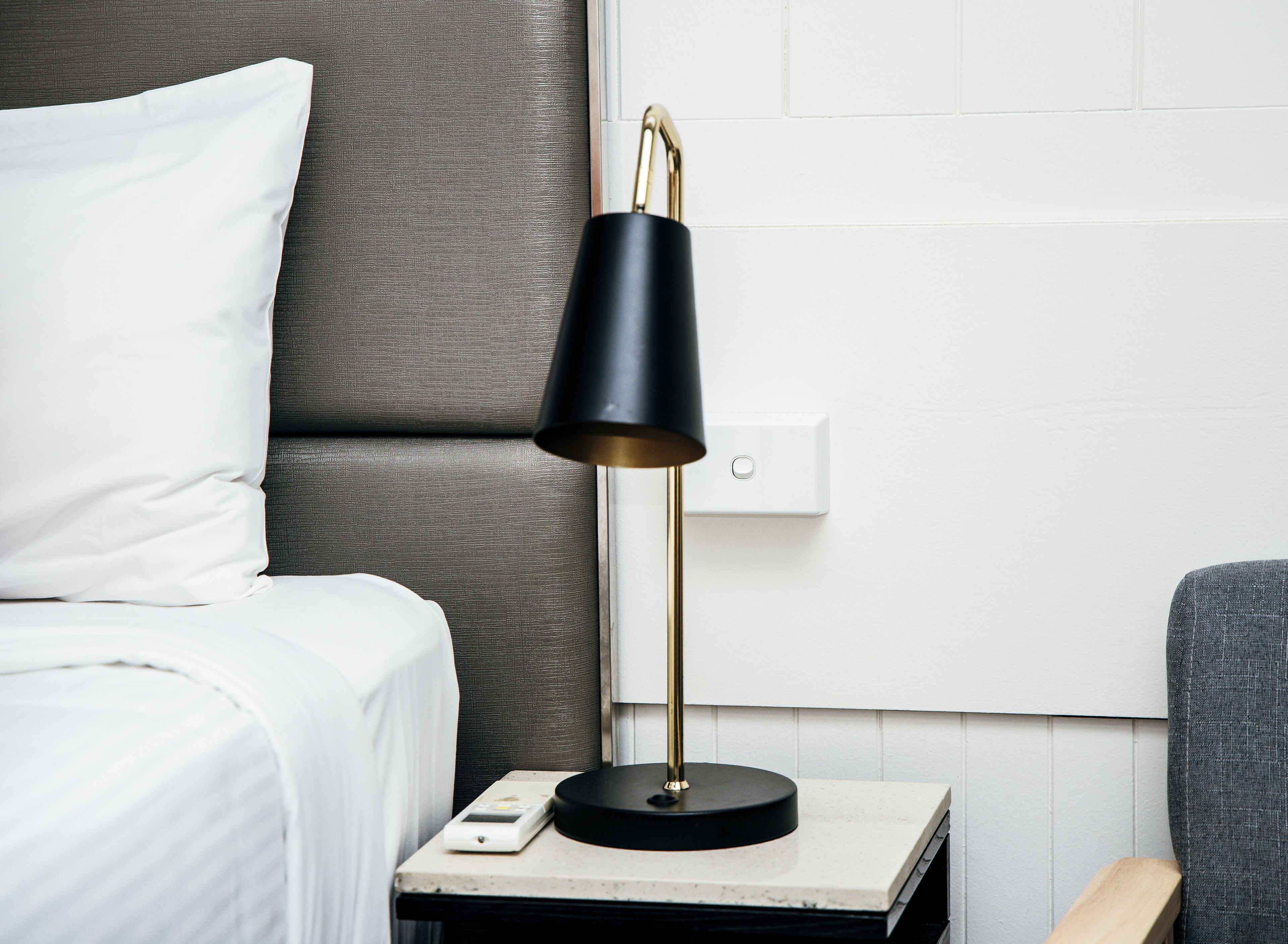 مكتب ومكواة/لوح كي وواي فاي مجانًا