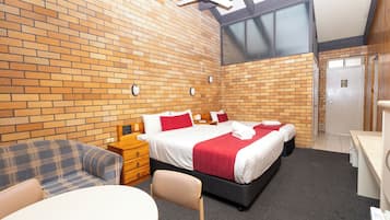Superior Apartment | Desk, iron/ironing board, free WiFi