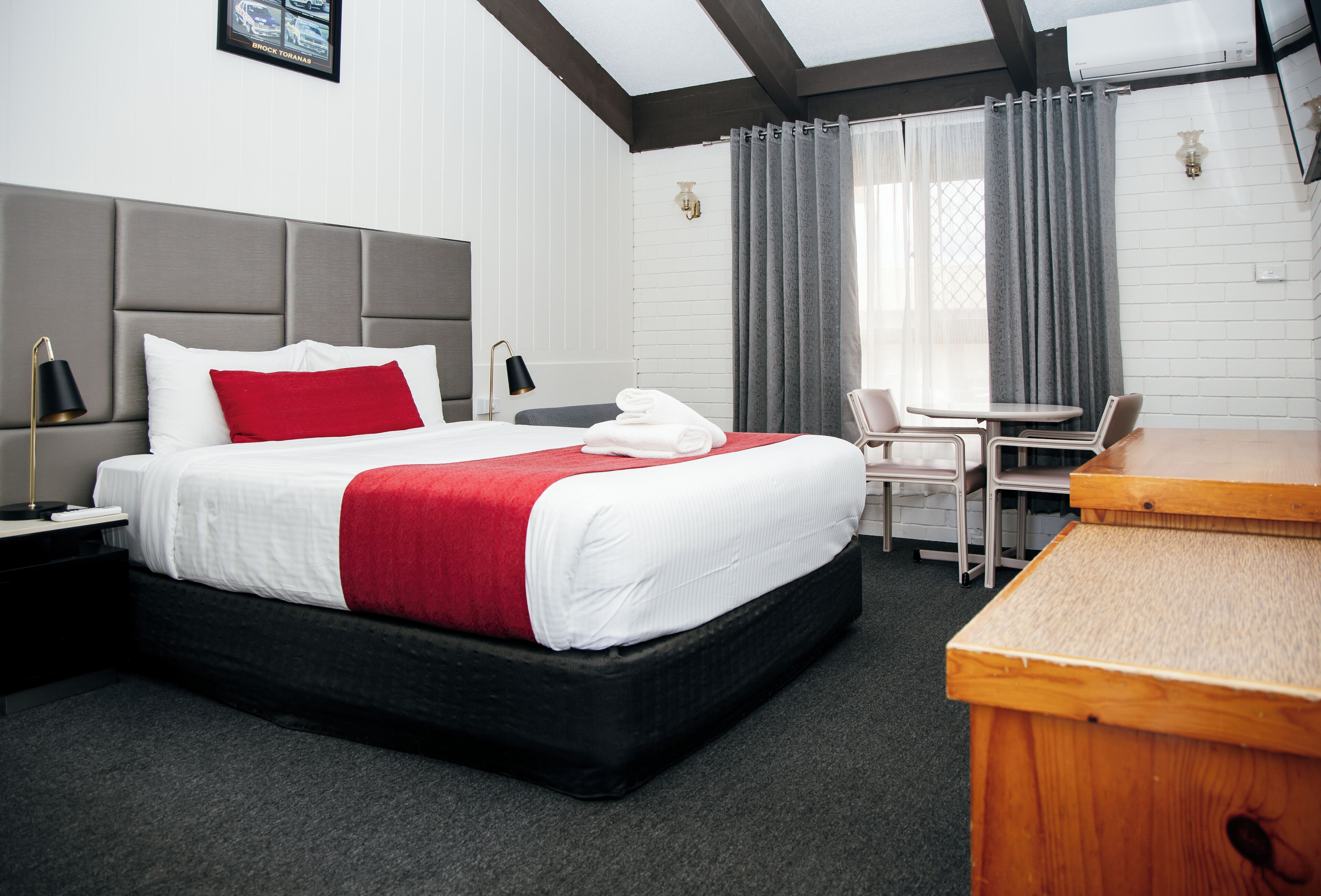 مكتب ومكواة/لوح كي وواي فاي مجانًا