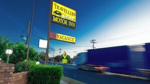 Une enseigne indiquant un motel avec une annonce signalant qu’il y a des chambres disponibles.