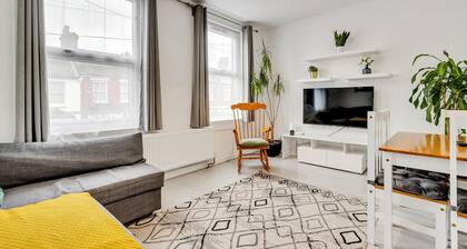 A Spacious 6 Bedroom House in North London with Free Parking & 3 Bathrooms
