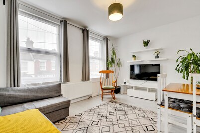 A Spacious 6 Bedroom House in North London with Free Parking & 3 Bathrooms