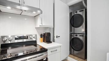 Coffee/tea maker, fridge, oven, stovetop