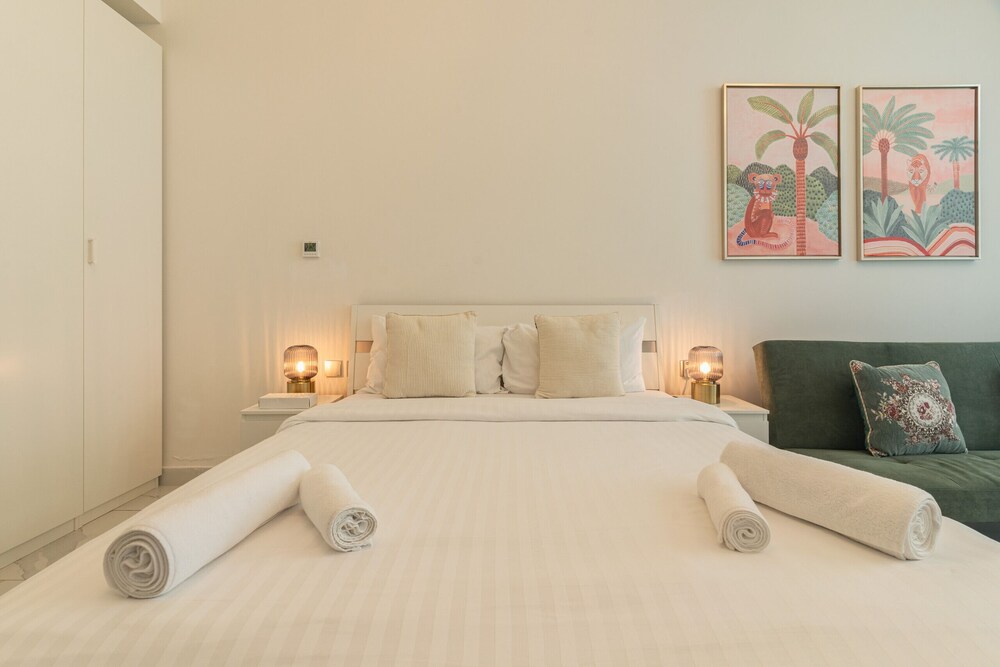 Studio Apt w/ Burj Khalifa View in Business Bay Dubai Vrbo