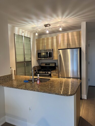 Million dollar view 2-bedroom apartment in Manhattan New York with fitness room