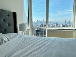 2 bedrooms, iron/ironing board, WiFi, bed sheets - Million dollar view 2-bedroom apartment in Manhattan New York with fitness room (NEW YORK)