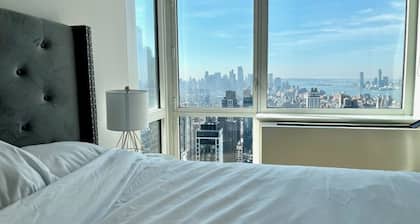 Million dollar view 2-bedroom apartment in Manhattan New York with fitness room