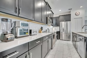 Refrigerador, microondas, horno, placa de cocina