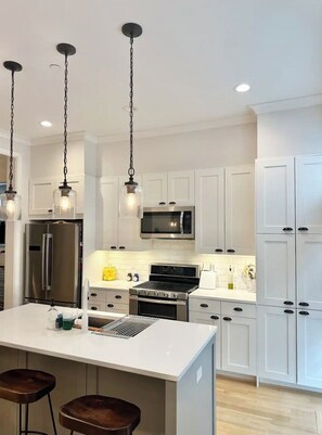 Refrigerador, microondas, horno y parrilla de estufa 