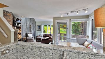 Televisión, chimenea y reproductor de DVD