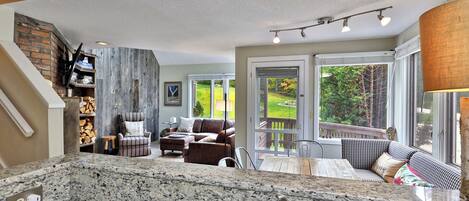 テレビ、暖炉、DVD プレーヤー