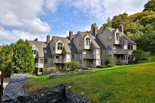 Powder to the People: Fun 3BR Condo with Triple Bunk, Cozy Fireplace & Community Pool