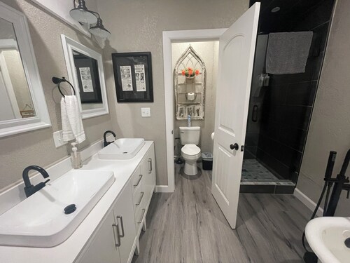 The Nest at Main Street Suites: Unique Apt in historic downtown Van Buren, AR