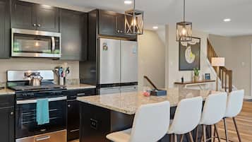 Een koelkast, een microgolfoven, een oven, een kookplaat