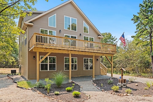 Spacious New Pocono Chalet, Game Room, Fireplace, BBQ, Open Main Floor! 