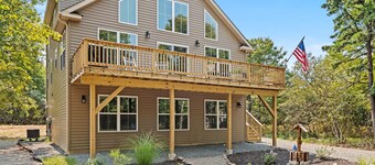 Spacious New Pocono Chalet, Game Room, Fireplace, BBQ, Open Main Floor! 