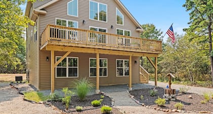 Spacious New Pocono Chalet, Game Room, Fireplace, BBQ, Open Main Floor!