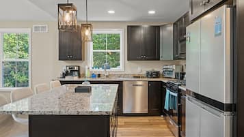 Een koelkast, een microgolfoven, een oven, een kookplaat