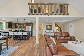 Smart TV, fireplace, video games - SSpacious Towamensing Trails Chalet - Game Room, Fire Pit, Decks & Summer Fun (Albrightsville)