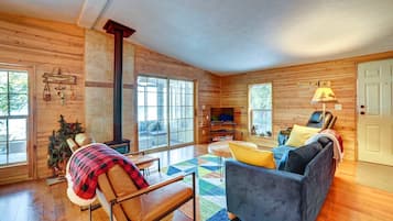 Smart-tv, dvd-spelare och böcker