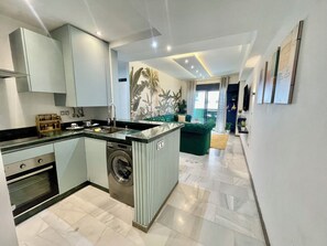 Fridge, oven, coffee/tea maker, toaster - Appartement Marina Bay 2 Chambres - Centre Ville Playa (Tanger)