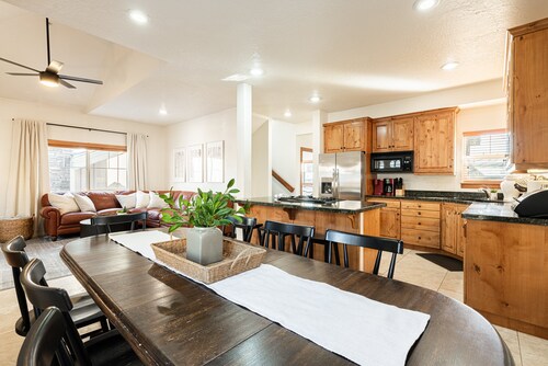 Ski, Soak & Relax | Bear Hollow 6BR Retreat w/ Sauna & Clubhouse Hot Tub