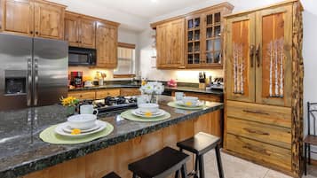 ثلاجة، ميكروويف، فرن، موقد طهي مسطح