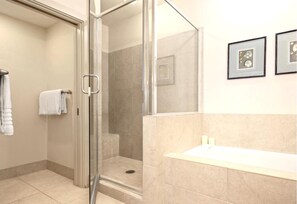 公寓客房 (2 Bedrooms) | 浴室 | 淋浴設備、名牌盥洗用品