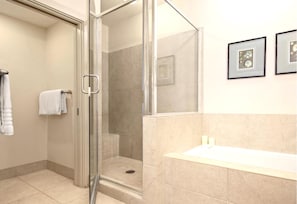 公寓客房 (2 Bedrooms) | 浴室 | 淋浴設備、名牌盥洗用品