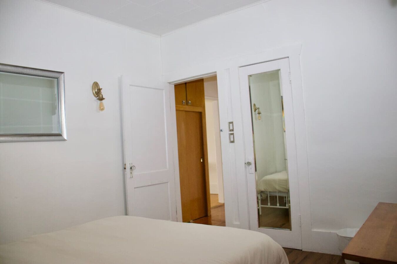 Escrivaninha, Wi-Fi, roupa de cama
