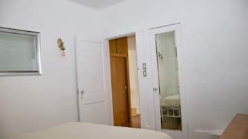 Desk, WiFi, bed sheets