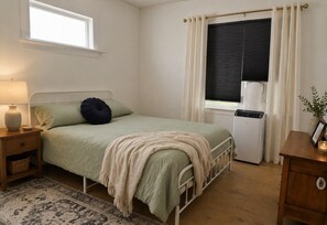 4 bedrooms, desk, WiFi, bed sheets