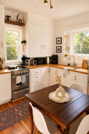Coffee/tea maker, fridge, microwave, oven