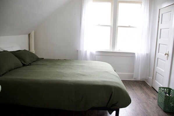3 bedrooms, desk, WiFi, bed sheets