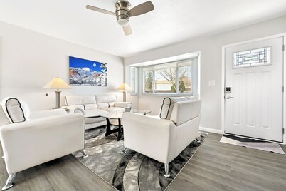 ᨒStylish 4BR / Movie Lounge / 10 min to Ft Carsonᨒ