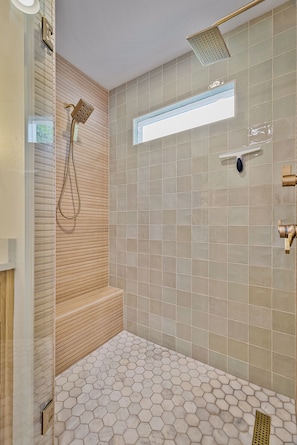 Shower, towels, soap, shampoo - The Nest at Eagle Bay Cove on Lake D'Arbonne with pool, boathouse and game room! (Downsville)