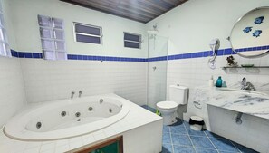 Haartrockner, Handtücher, Seife, Toilettenpapier