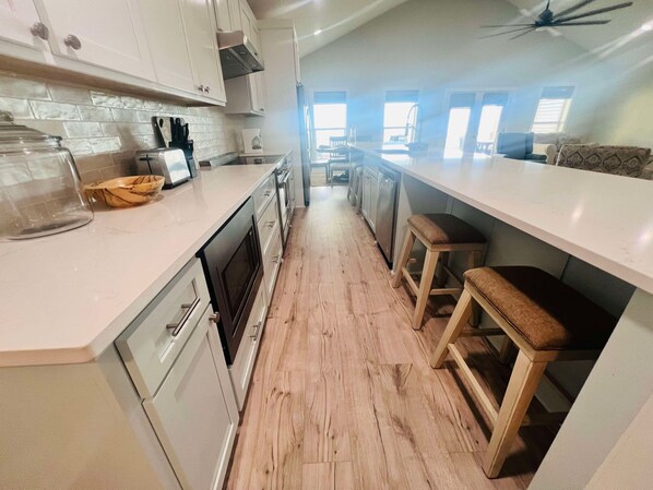 Een koelkast, een magnetron, een oven, een kookplaat