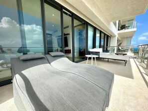 Terrace/patio - Luxury Oceanfront Condo | 3BR | Pool, Gym & Views! (Cancún)