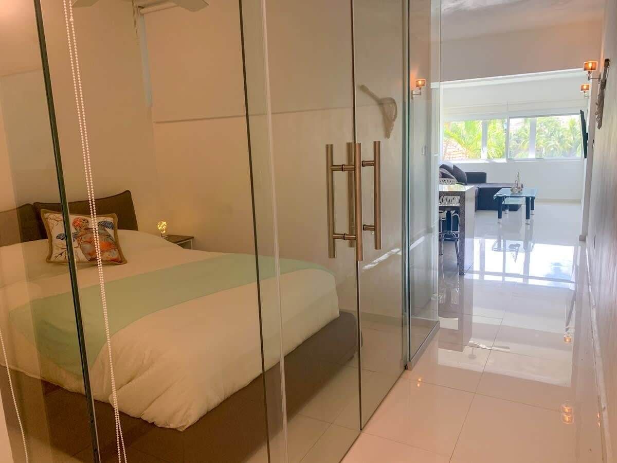 1 habitación, tabla de planchar con plancha, cuna de viaje y wifi 