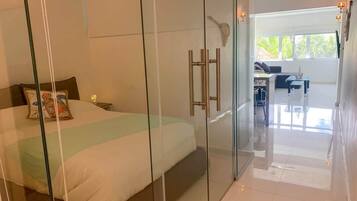 1 habitación, tabla de planchar con plancha, cuna de viaje y wifi