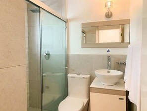 Douche, sèche-cheveux, serviettes fournies