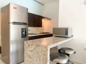 Frigorifero, microonde, forno, piano cottura