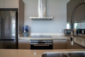 Frigorífico, microondas, horno y placa de cocina