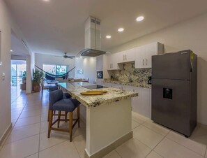 Refrigerador, microondas, horno, placa de cocina