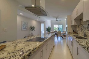 Frigorífico, microondas, horno y placa de cocina