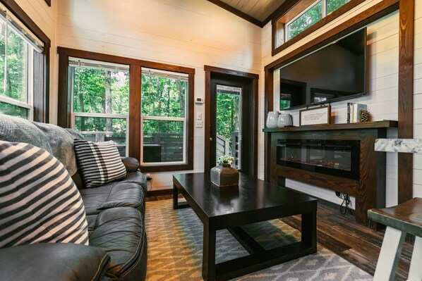 TV, fireplace - Hiker's Hangout Monteagle (Monteagle)