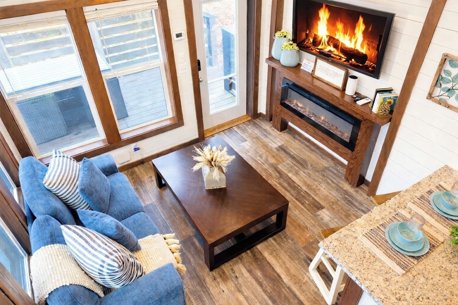 Una televisión, una chimenea