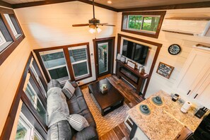 TV, fireplace - Hiker's Hangout Monteagle (Monteagle)